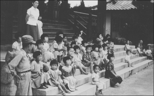 김영옥이 돌본 한국의 전쟁 고아들. 